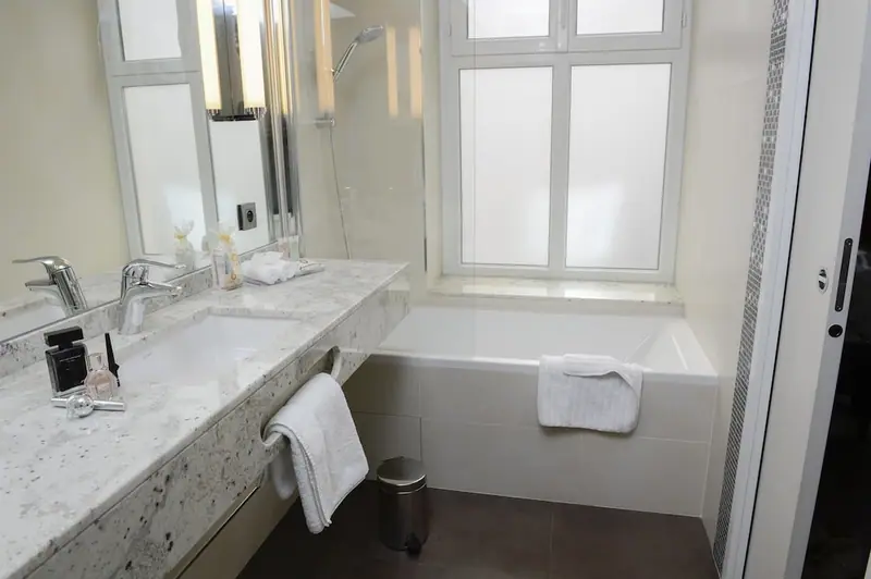 Bathroom at Best Western Plus Hotel Sydney Opera, Paris
