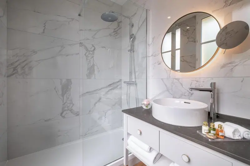 Bathroom at Hôtel Le Walt by Inwood Hotels, Paris