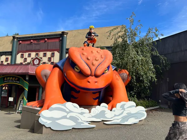 Naruto & Gamakichi Monument