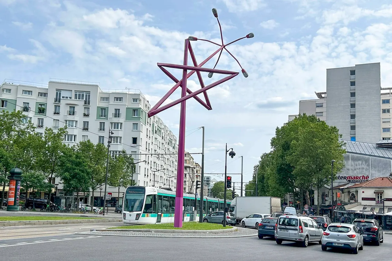 Twisted Lamppost Star