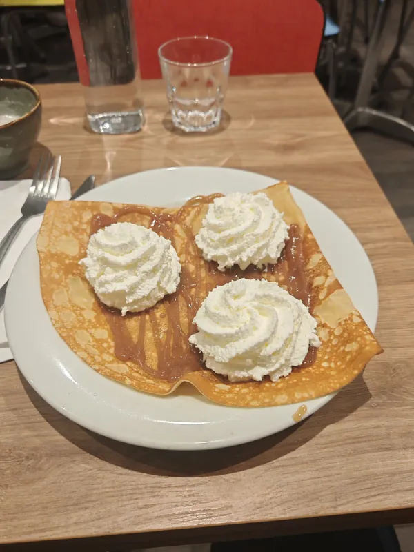Lucette fait des crêpes