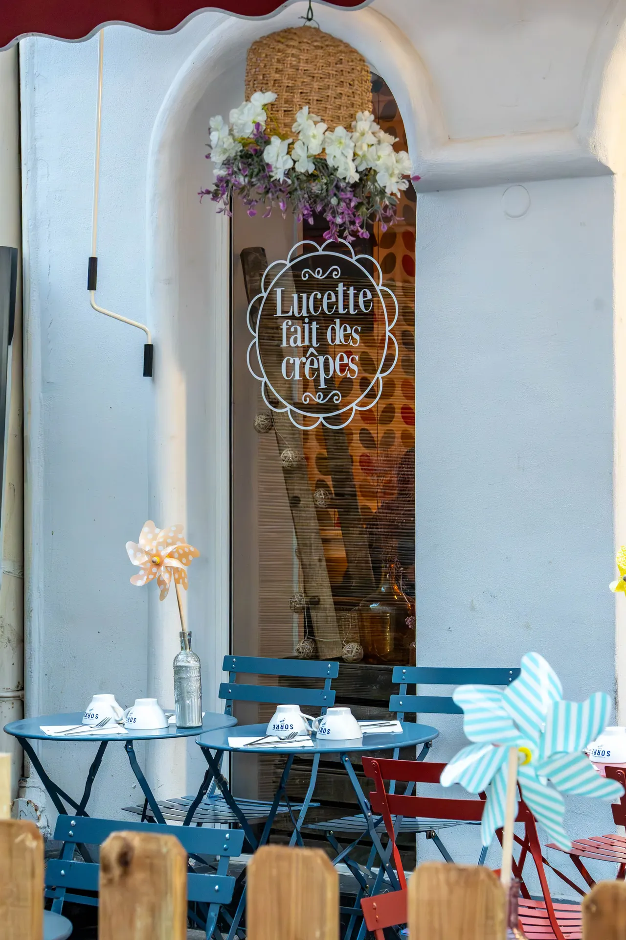 Lucette fait des crêpes