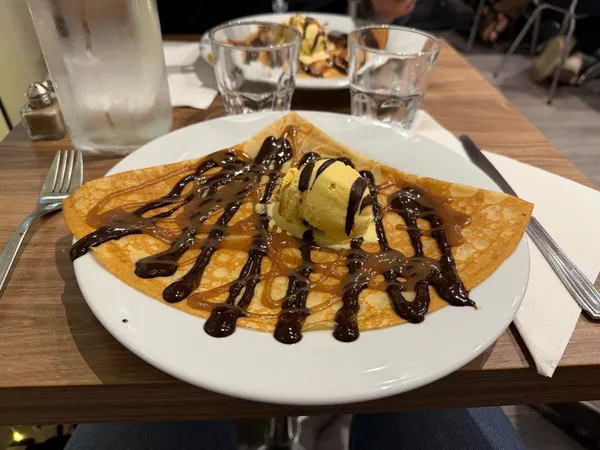Lucette fait des crêpes