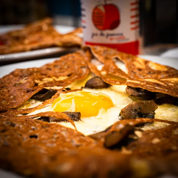 Lucette fait des crêpes