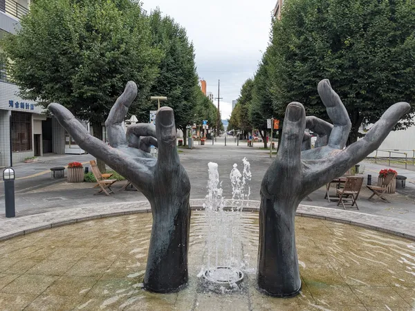 Hands by Kiuchi Reichi